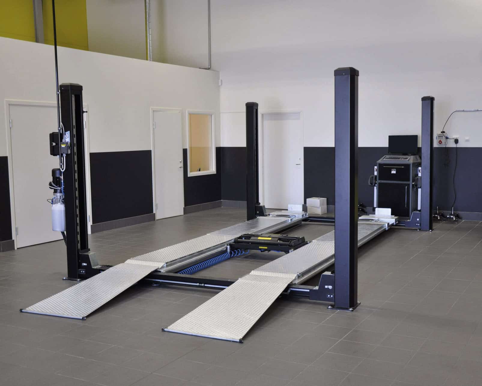 automotive-tools-4-post-lift-workshop-image-2