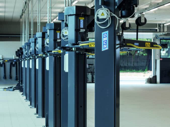 2-post-car-lift-images-garage-close-up-2