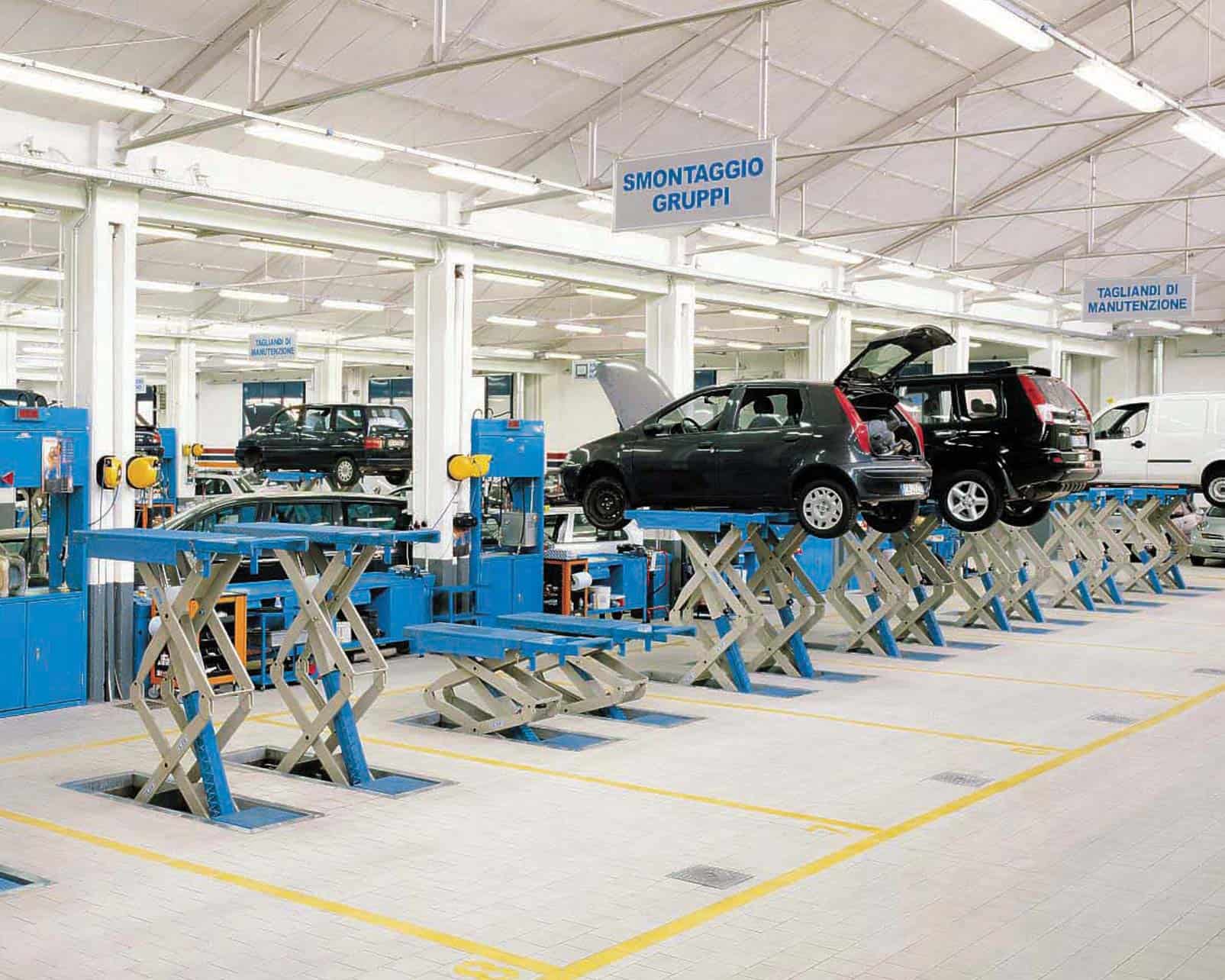 Automotive workshop with multiple OMCN scissor lifts