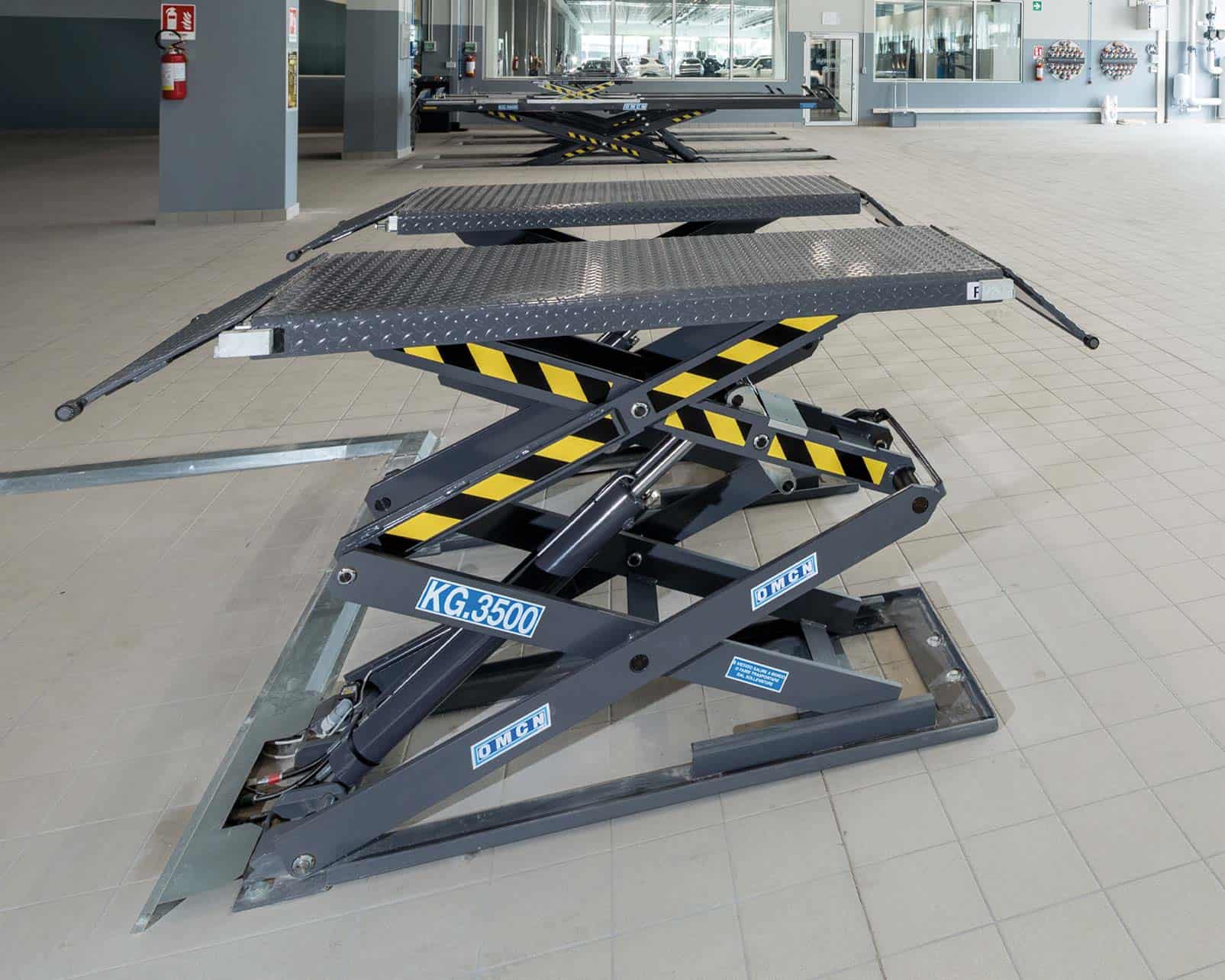 OMCN scissor lift in an automotive workshop